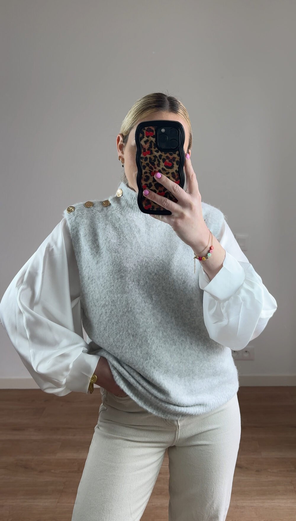 Pull gris sans manche bouton doré