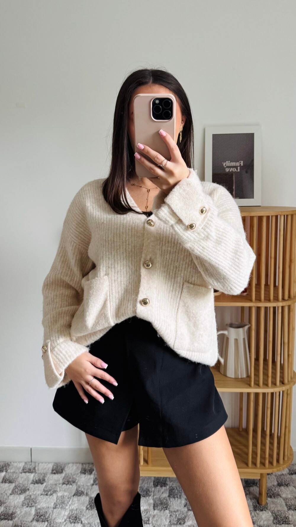 Pull beige avec boutons dorés