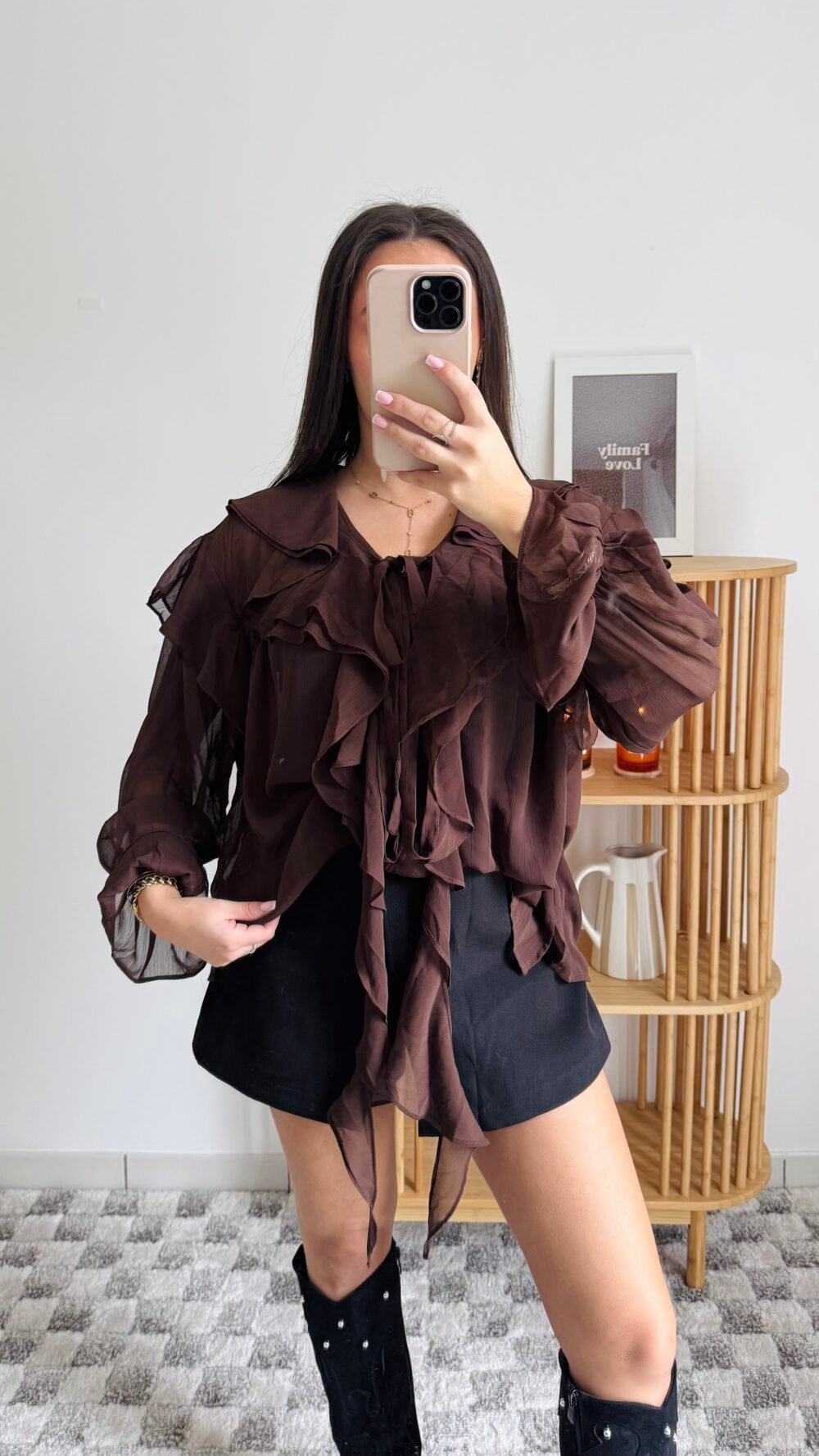 Chemise chocolat à volants – Image 2
