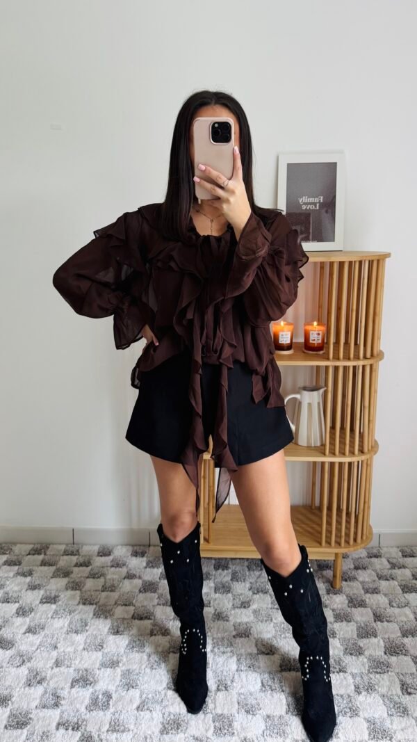Chemise chocolat à volants