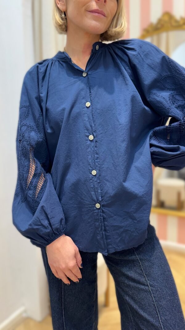 Chemise bleu marine dentelle au bras