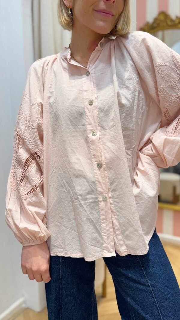 Chemise rose pâle broderie manches