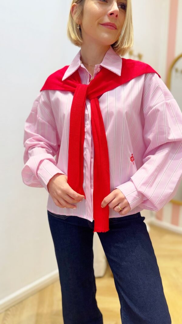 Chemise rose rayé avec foulard sur les épaules