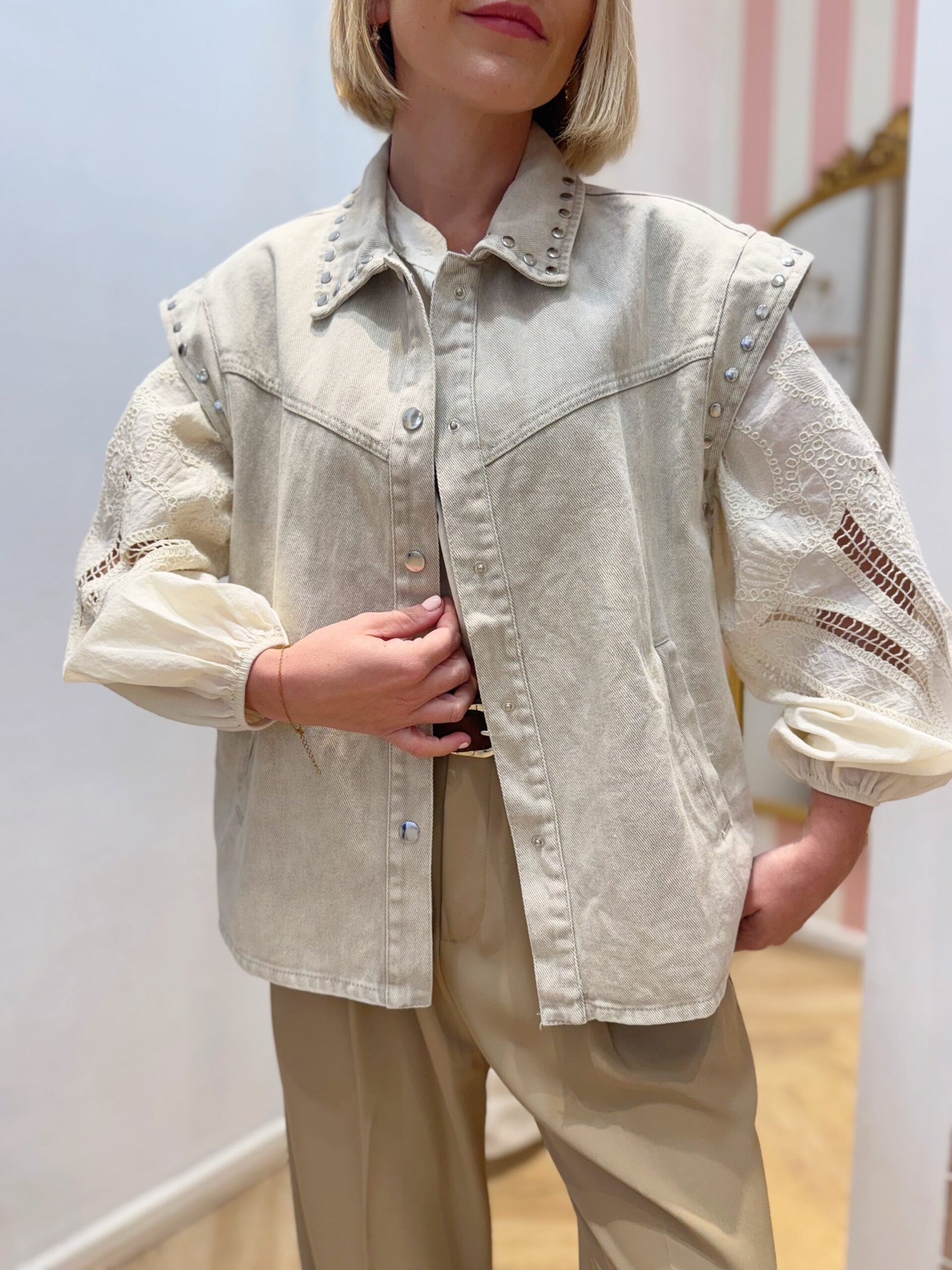 Veste sans manche clouté beige