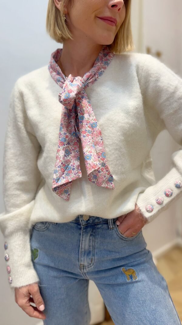 Pull écru col fleuris