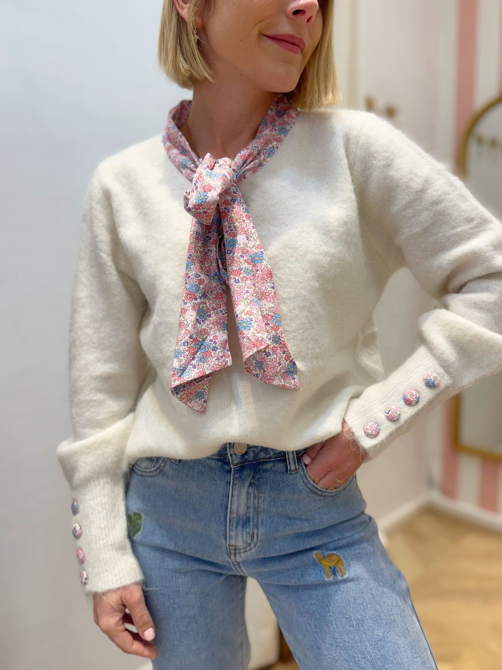 Pull écru col fleuris
