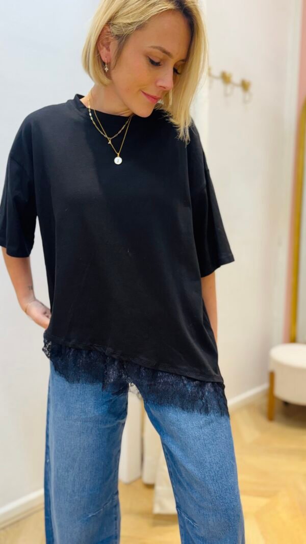 T-shirt noir bas dentelle