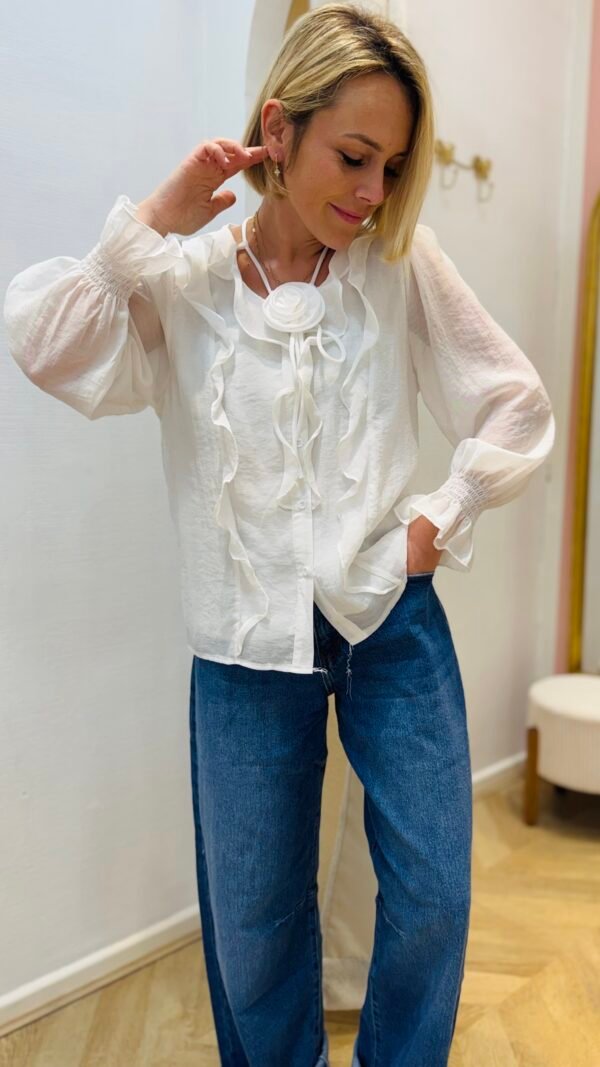 Blouse blanche à volant avec broche fleurs