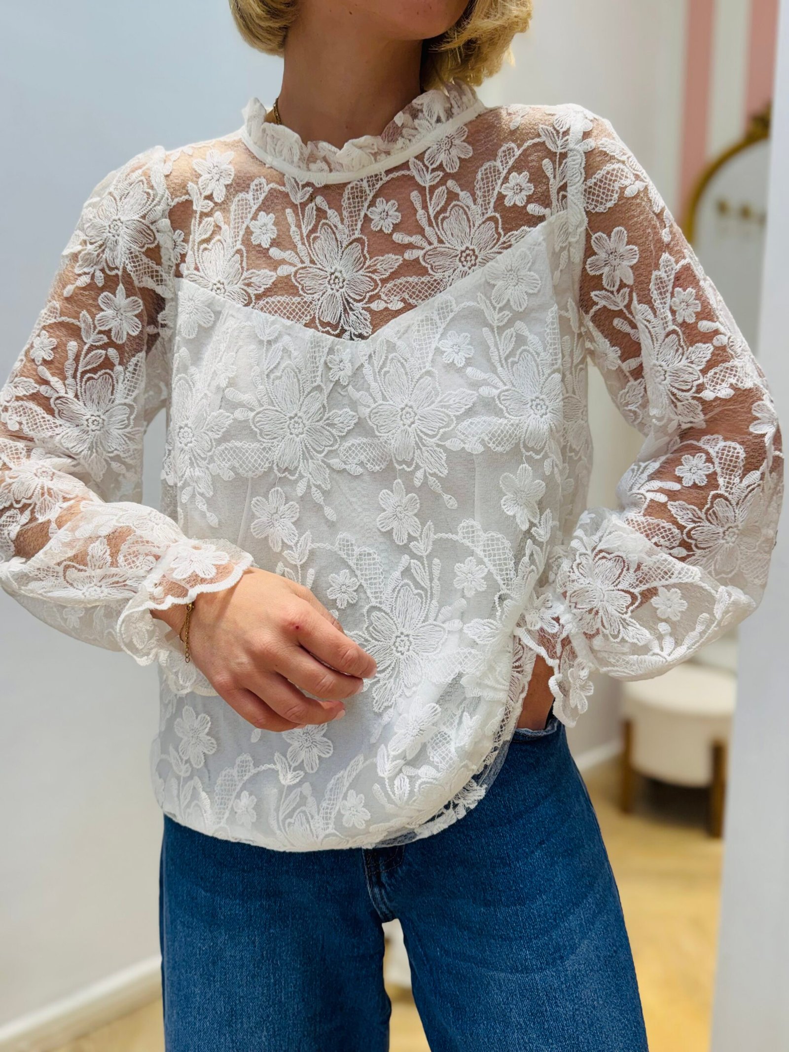 Chemisier blanc broderie fleurs – Image 2