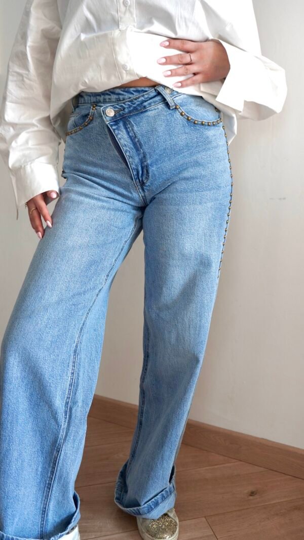 Jean bleu clair clouté