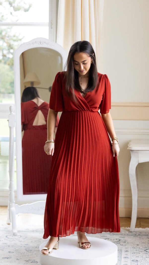 Robe longue plissée terracotta avec noeud dans le dos