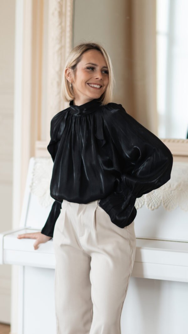 Top noir satiné
