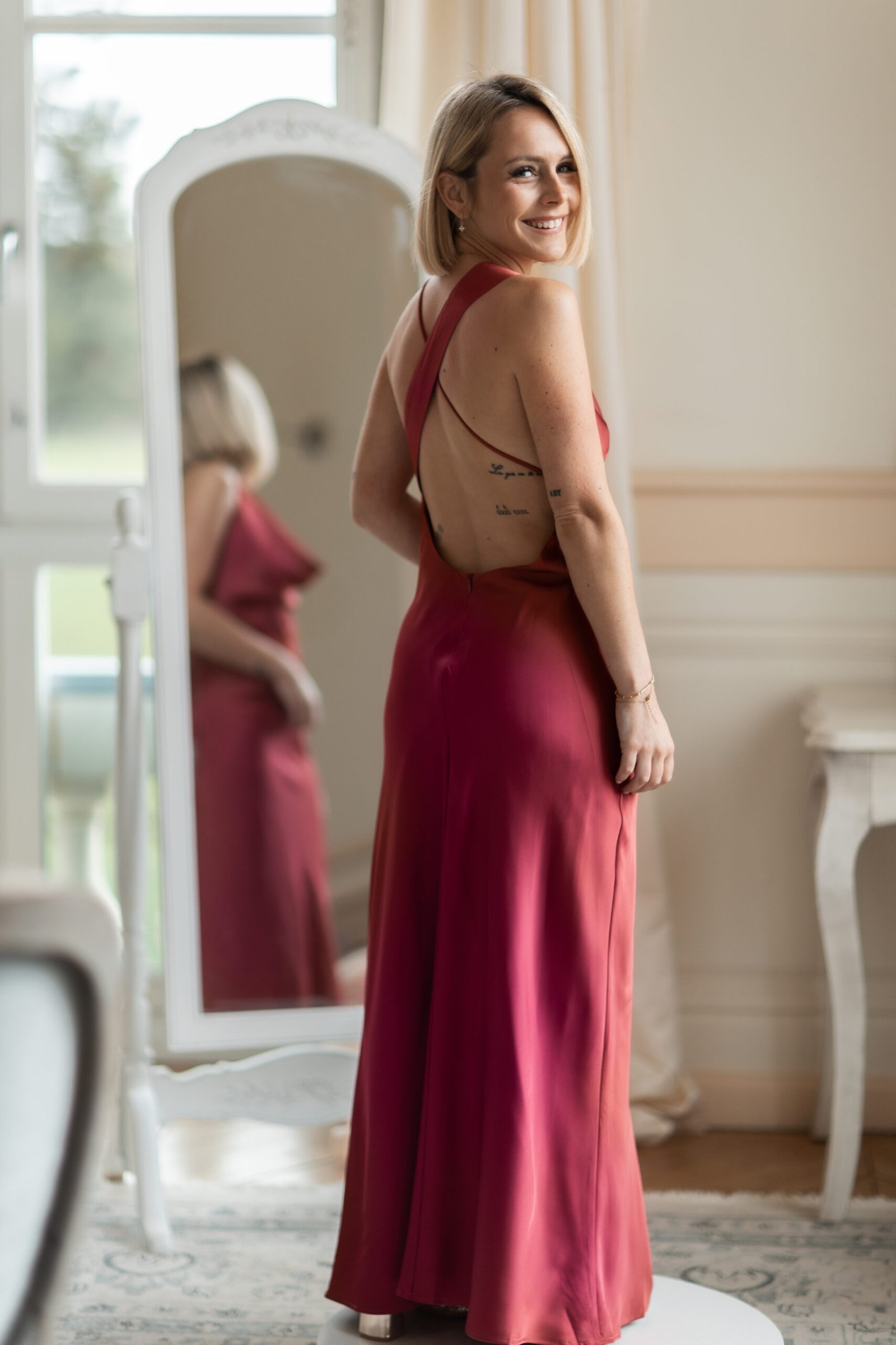 Robe longue satiné rouge cerise – Image 2