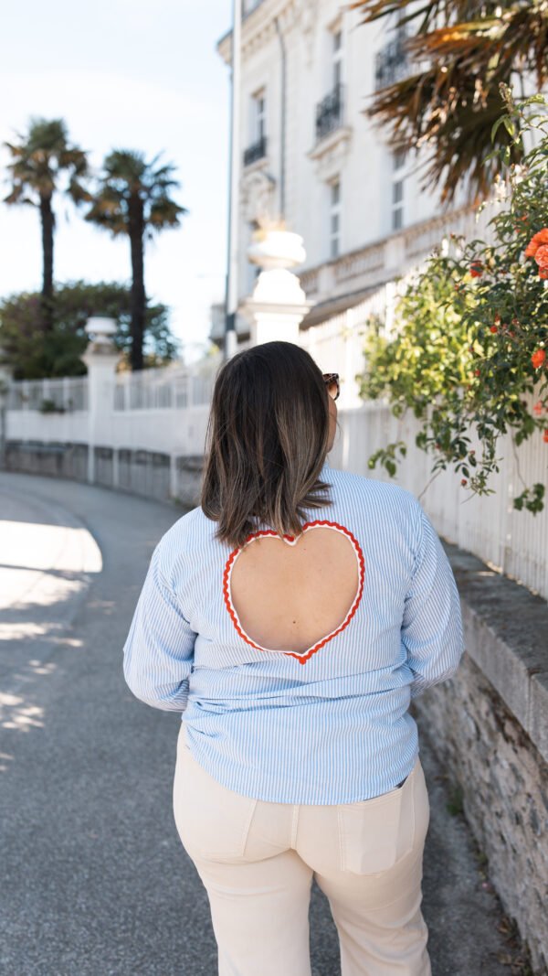 Chemise à rayures bleues et coeur dans le dos