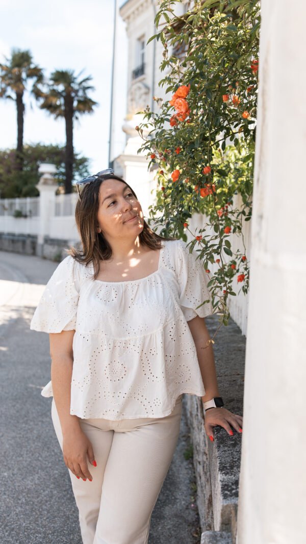 Blouse écru ajouré avec col carré