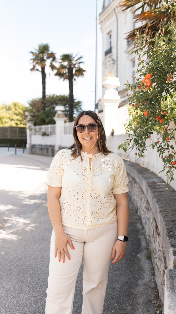 Blouse jaune ajouré avec petits noeuds