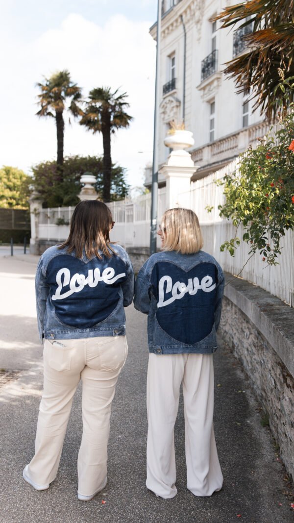 Veste en jean bleu avec coeur "love"