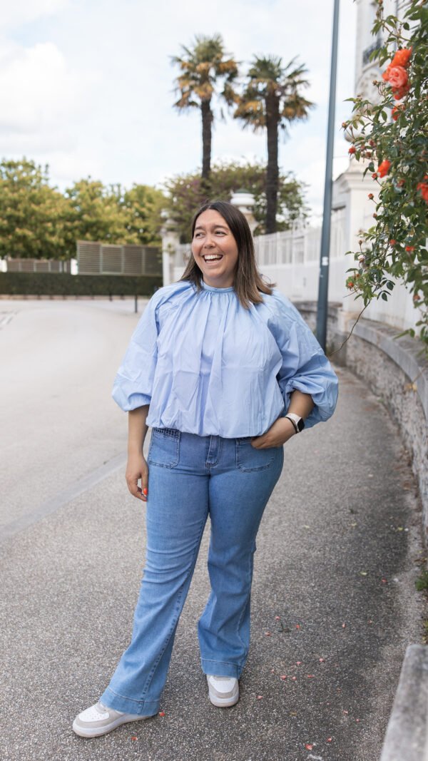 Blouse bleu dos nu
