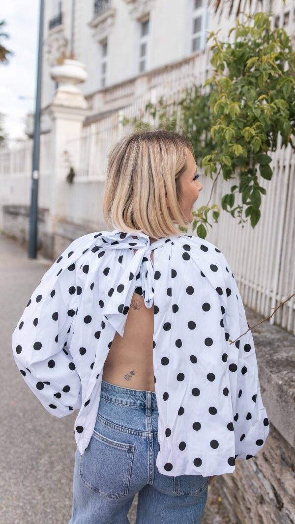 Blouse blanche à pois dos nu