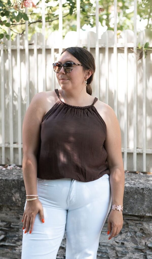 Top fluide marron col tressé
