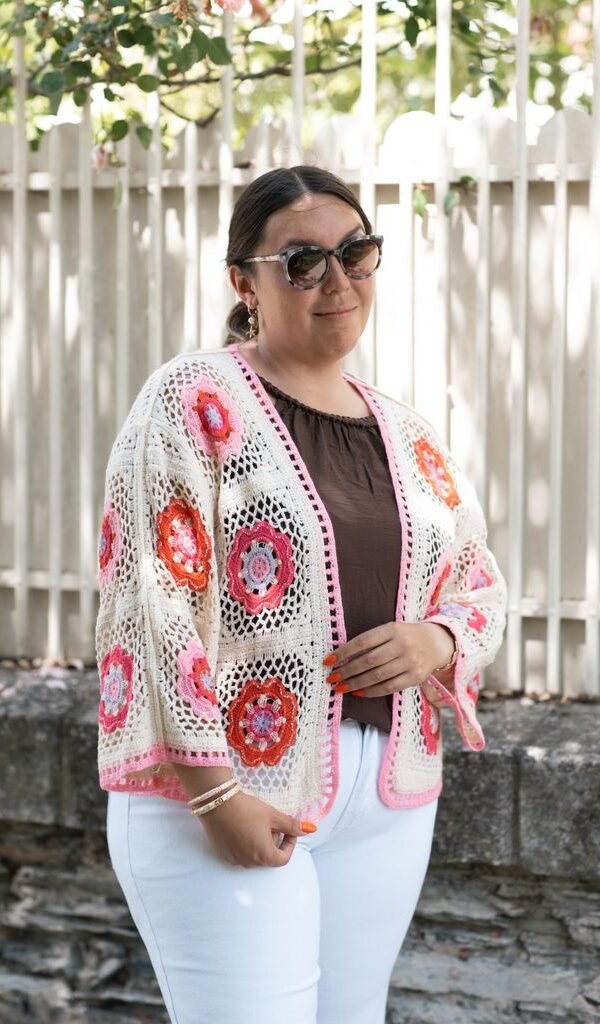 Gilet macramé à motifs roses