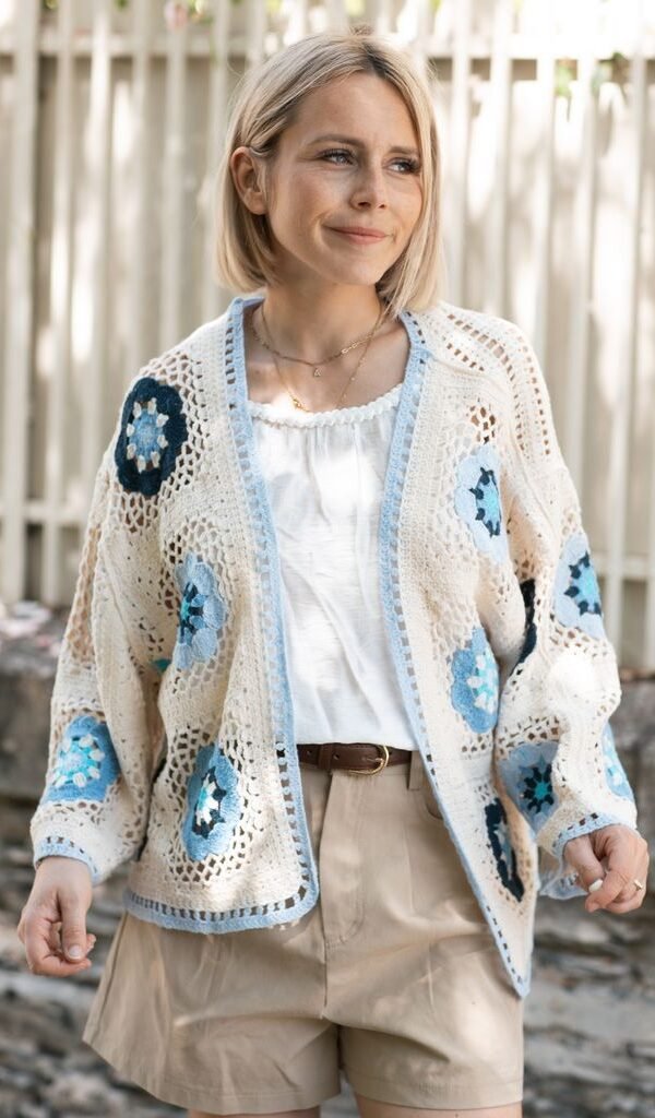 Gilet macramé à motifs bleus
