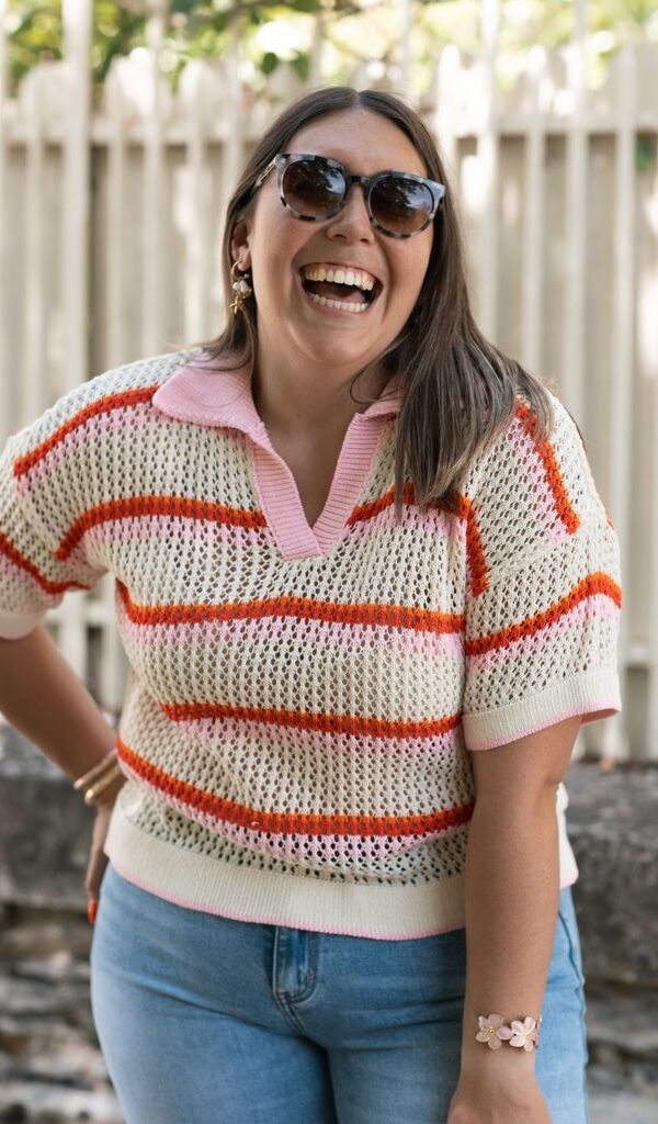 Pull en crochet écru rose rouge