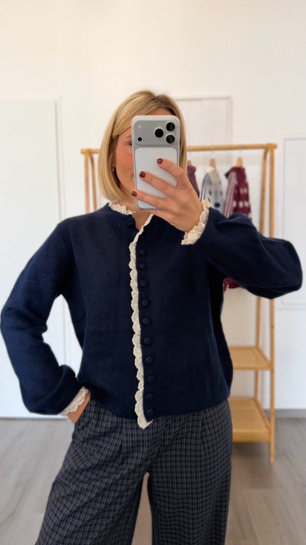 Gilet bleu marine détail dentelle