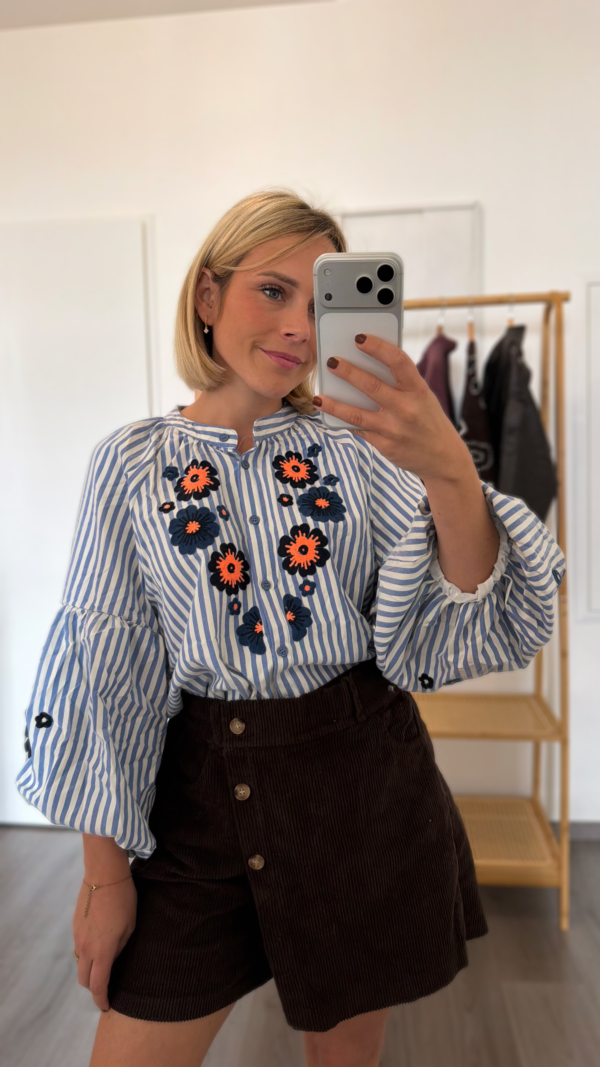 Chemise bleu broderies